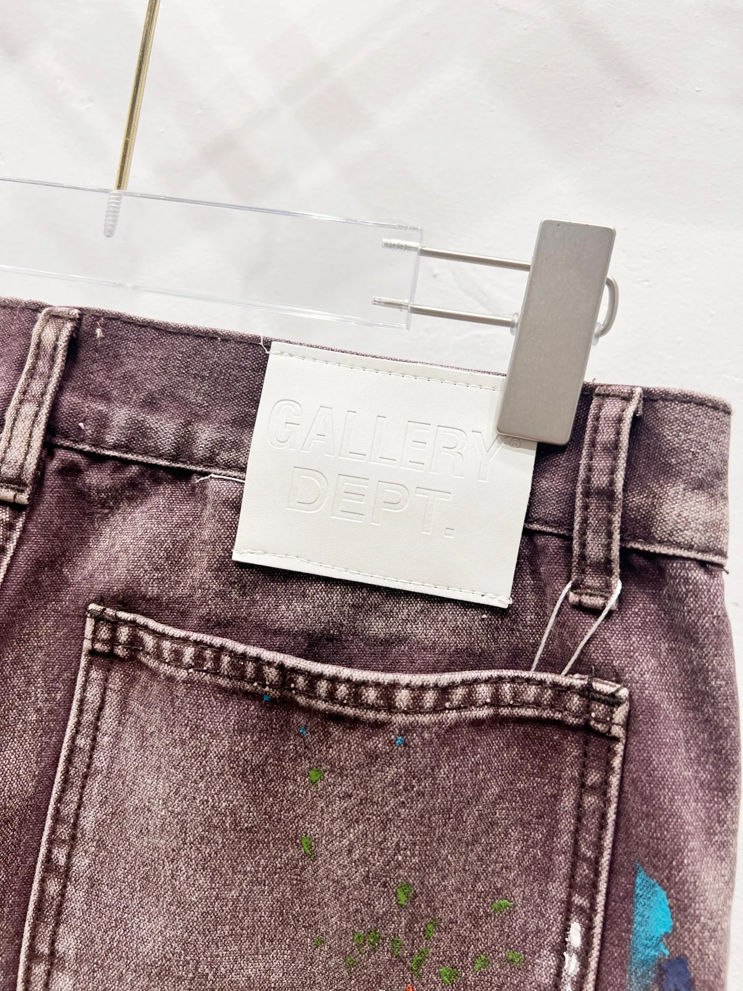 P250 Style number: (c079) Gallery Dept #LA FLARE CARPENTER PANTS Roddy Ricch's same style ink wash flared overalls brown. Styles with different wash textures are very friendly to people with thin legs and thick legs. The straight version is very flattering to the leg shape. The moderate length is timeless and easy to match. It is the basis of various styles and a must-have in the wardrobe! The fabric is stiff but also makes the upper body soft without losing texture. The washing process is even more perfect. It is a must-have item for everyone! ! ! Washed wheat, hang tag, pants label, three labels complete Size: 28-30-32-34-36 Color: Brown